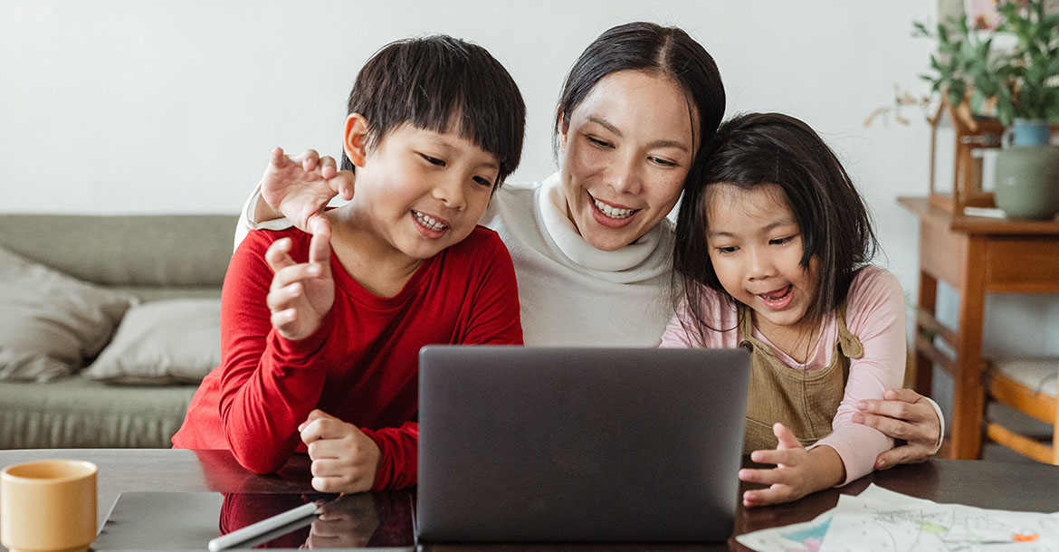 Mère et ses enfants utilisant un ordinateur portable