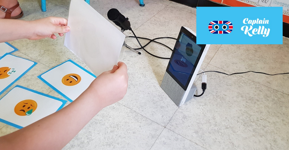 logo de la solution Captain Kelly et photographie d'un élève en train de l'utiliser