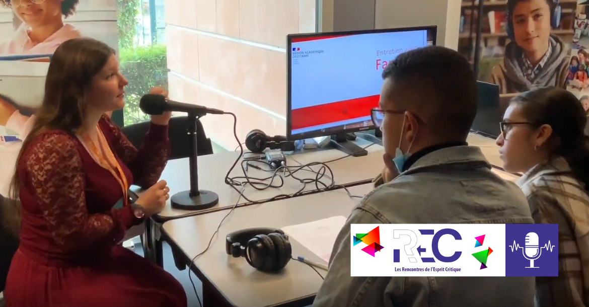 Lycéens en cours d'atelier webradio interviewant Fantine aux Rencontres de l'esprit critique 2022