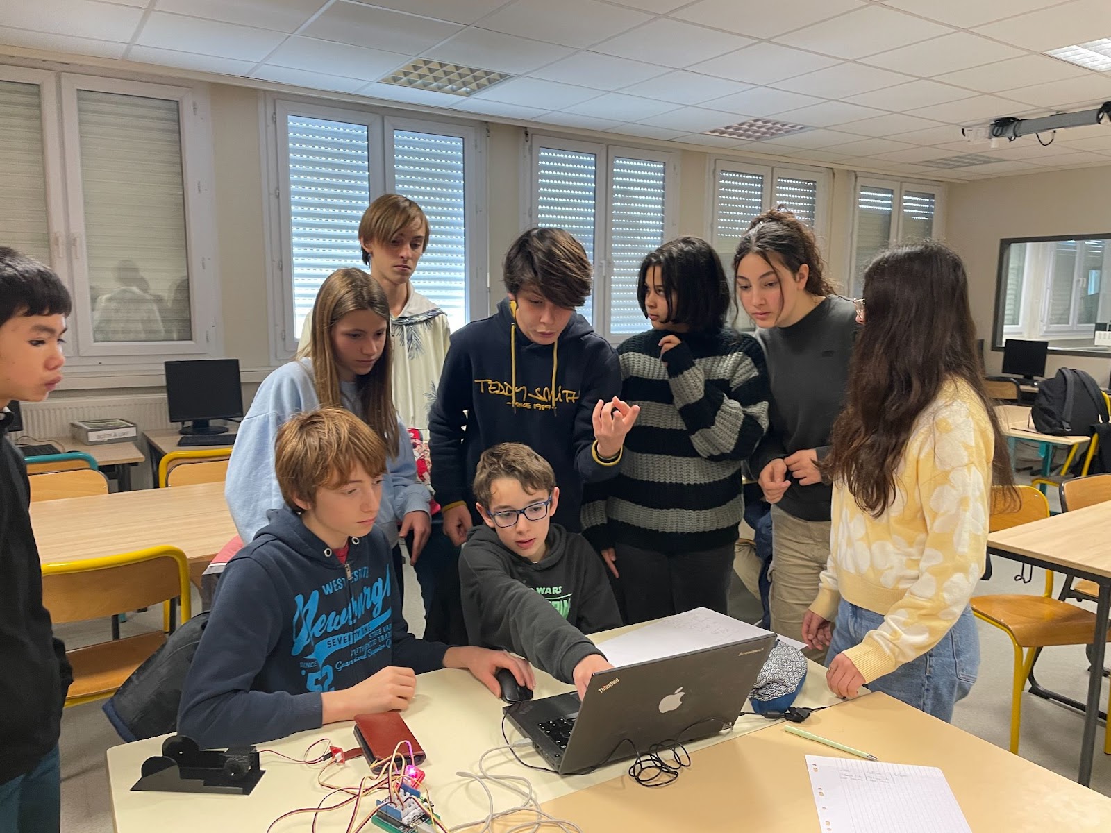 Eleves en discussion autour d'un ordinateur