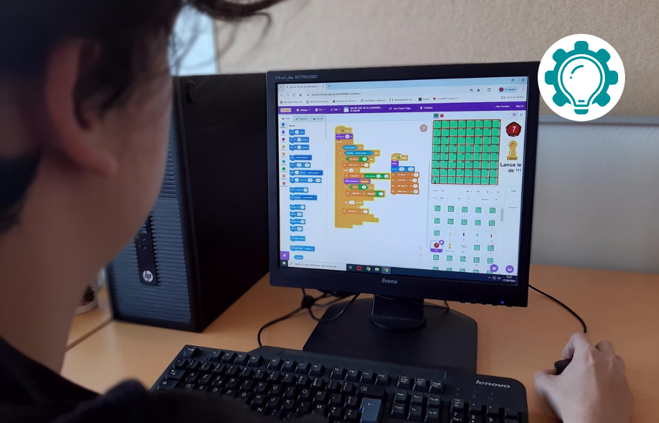 Collégien devant un écran d'ordinateur en train de coder un jeu de l'oie sur le logiciel Scratch