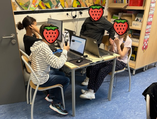 Un groupe d'élèves réalisent des missions individuellement