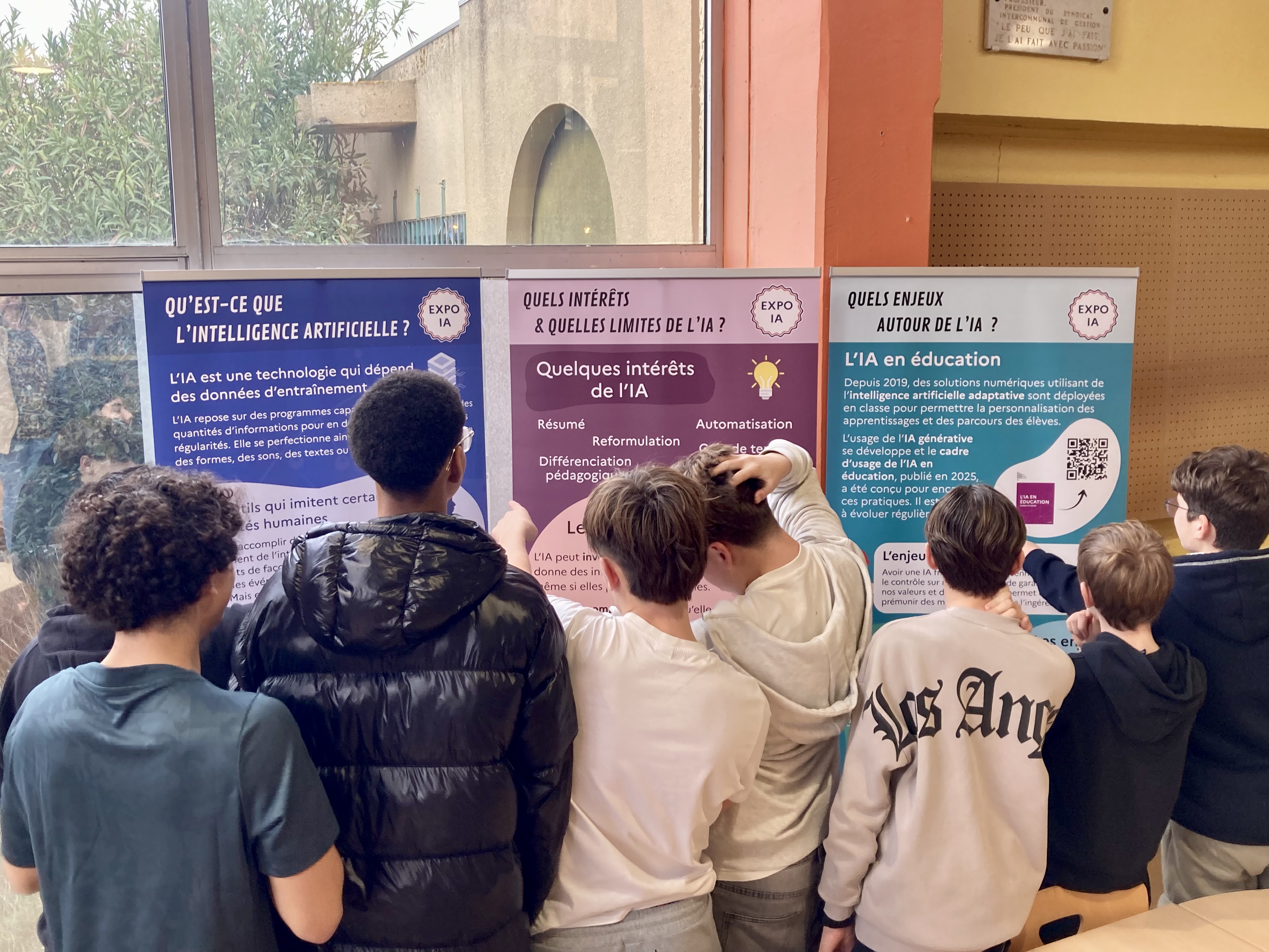 Collégiens en visite de l'exposition IA proposée par la DRANE Occitanie
