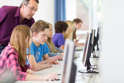 élèves de primaire en salle informatique